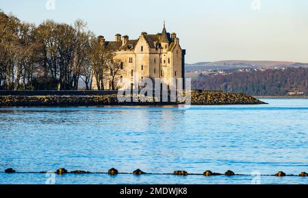 Barnbougle Castle sulla Dalmeny Estate sulla costa del Firth of Forth in una giornata di sole con le colline innevate di Ochill, Scozia, Regno Unito Foto Stock