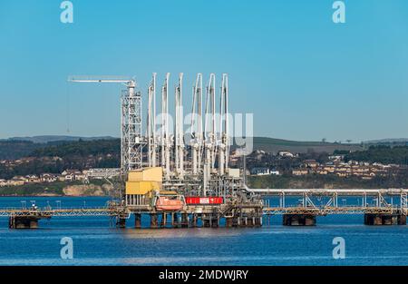 Molo del terminal marino di Hound Point a Firth of Forth nelle giornate di sole con cielo blu, Scozia, Regno Unito Foto Stock