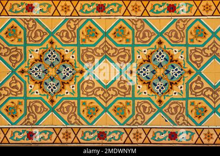Ornamento islamico tradizionale geometrico su una piastrella. Frammento di un mosaico ceramico. Sfondo astratto. Foto Stock