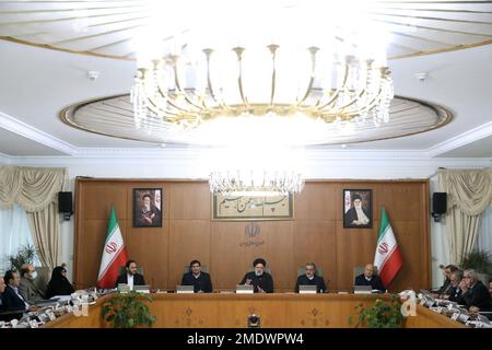 Teheran, Teheran, Iran. 23rd Jan, 2023. Una foto resa disponibile dall'ufficio presidenziale iraniano mostra che il presidente iraniano EBRAHIM RAISI (C) parla durante una riunione del governo. (Credit Image: © Iranian Presidency via ZUMA Press Wire) SOLO PER USO EDITORIALE! Non per USO commerciale! Foto Stock