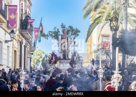 Huelva, Spagna - 22 gennaio 2023: Trono o piattaforma del paso del Patrono San Sebastiano (San Sebastiano) in processione per le strade del c Foto Stock