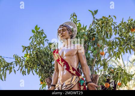 Particolare del Patrono San Sebastiano (San Sebastiano) in processione per le strade della città di Huelva Foto Stock