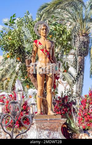 Trono o piattaforma del paso del Patrono San Sebastiano (San Sebastiano) in processione per le strade della città di Huelva Foto Stock