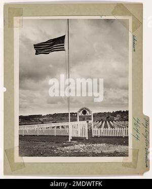Il giorno della bandiera, la bandiera americana vola a mezz'asta sopra il cimitero per gli ingegneri della 7th Division a Okinawa, onorando coloro che hanno dato la vita per gli Stati Uniti nella campagna del Pacifico. La bandiera simboleggia il sacrificio di coloro che sono sepolti nel cimitero militare. Foto Stock