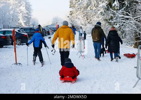 20230121 - BARAQUE-FRAITURE : Forte affuence de touriste principalement néerlandophone à la Barque Fraiture suite aux chutes de neige. - Forte affuen Foto Stock