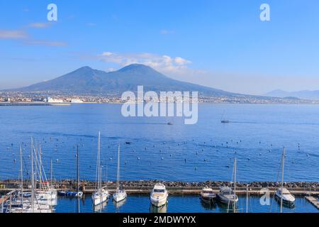 Panorama di Napoli dal lungomare: Vista del Golfo di Napoli con il Vesuvio sullo sfondo. Foto Stock