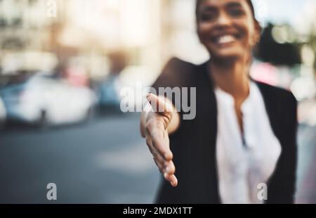 Youre andando fare le cose stupefacenti intorno alla città. Primo piano di una donna d'affari che gesta per una stretta di mano in città. Foto Stock