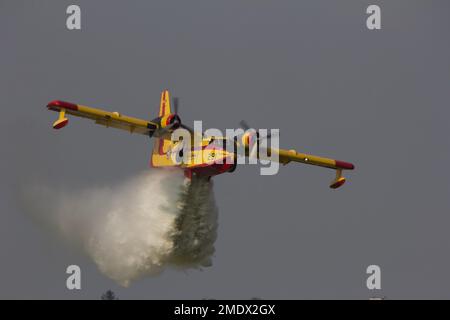 Bomber ad acqua Canadair CL-215 Foto Stock