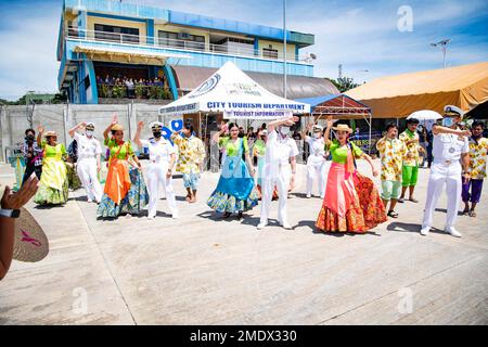 PUERTO PRINCESA, Filippine (27 luglio 2022) – Pacific Partnership 2022 leader ballano con ballerini culturali all'arrivo della nave militare dell'ospedale Sealift Command USNS Mercy (T-AH 19) a Puerto Princesa durante il lancio della missione PP22 nelle Filippine. Ora nel suo 17th° anno, Pacific Partnership è la più grande missione multinazionale annuale di assistenza umanitaria e di preparazione alle catastrofi condotta nell'Indo-Pacifico. Foto Stock