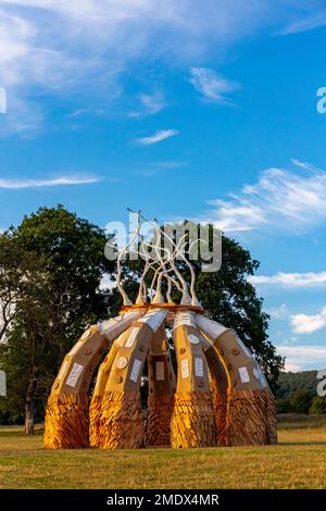 Releve Sculpture di Rebekah Waites esposto alla Radical Horizons Exhibition of Burning Man Festival Sculptures a Chatsworth Derbyshire UK nel 2022 Foto Stock