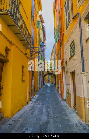 Strada stretta nella città vecchia di Mentone in Provence-Alpes-Côte d'Azur, in Francia. Foto Stock