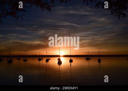 Barche a vela al tramonto nella baia di Herrsching sul lago Ammer, Baviera, Germania, Europa Foto Stock