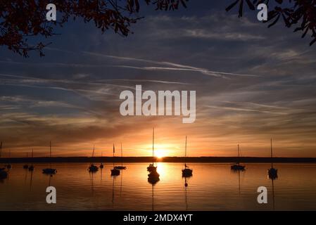 Barche a vela al tramonto nella baia di Herrsching sul lago Ammer, Baviera, Germania, Europa Foto Stock