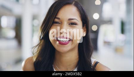 Avere una prospettiva positiva è la chiave per avere successo. una giovane donna d'affari sicura che lavora in un ufficio moderno. Foto Stock