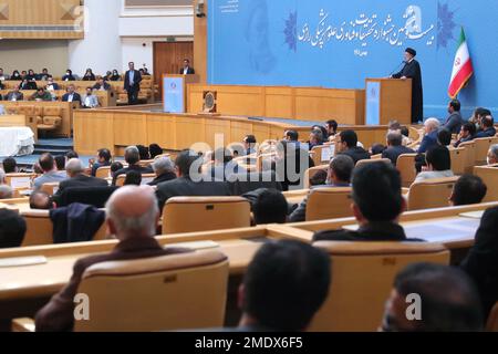 Teheran, Teheran, Iran. 23rd Jan, 2023. Una foto dell'handout resa disponibile dall'ufficio presidenziale iraniano mostra, il presidente iraniano EBRAHIM RAISI (R) parla durante il festival di ricerca Razi 28th sulle scienze mediche con l'obiettivo di identificare le capacità e onorare ricercatori esemplari nel settore sanitario. Credit: ZUMA Press, Inc./Alamy Live News Foto Stock