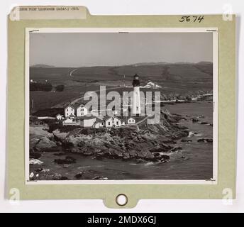 Faro di Pigeon Point, California. Questo articolo consiste in una fotografia del faro di Pigeon Point e degli edifici di supporto circostanti, situati a Pigeon Point, California. Foto Stock