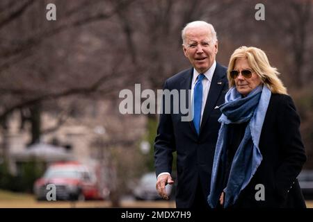 Il Presidente DEGLI STATI UNITI Joe Biden e la First Lady Jill Biden camminano sul prato sud della Casa Bianca a Washington, DC, Stati Uniti, lunedì 23 gennaio, 2023. Il Dipartimento di Giustizia ha trovato sei articoli contenenti informazioni classificate durante una ricerca di venerdì della casa di Biden a Wilmington, Delaware, i suoi avvocati personali ha detto il Sabato. Foto di al Drago/Pool/ABACAPRESS.COM Foto Stock