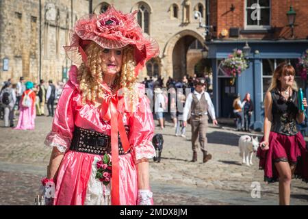 Gli Steampunks godono del sole mentre si frantuma intorno alla collina di Castle, Lincoln. Foto Stock