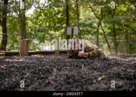 STATI UNITI Spencer Fayles, una medica di combattimento con la 144th Area Support Medical Company, in rappresentanza della Guardia Nazionale dello Utah nel Concorso Nazionale dei migliori Guerrieri della Guardia universale, completa un rigoroso corso di ostacoli a Milano, Tennessee, il 26 luglio 2022. Quattordici dei migliori giovani della Guardia Nazionale della nazione hanno arruolato soldati e ufficiali non commissionati partecipano a un'intensa competizione di sei giorni in tutto il Tennessee per determinare chi sarà nominato migliore della Guardia Nazionale dell'Esercito. Foto Stock