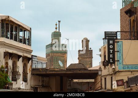 Fez, Marocco - alberghi, ristoranti, e minareti di Marinid Bou Inania Madrasa dal cancello della città di Bab Bou Jeloud. All'interno dell'antica medina di Fes el Bali. Foto Stock