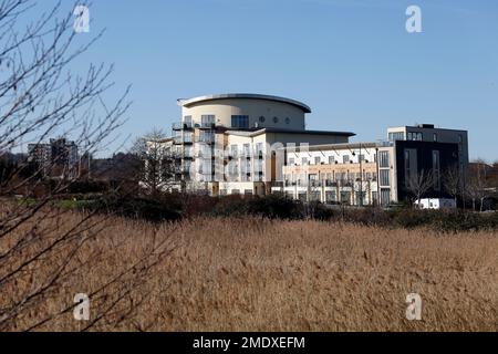 Lacuna Apartments, Cardiff Bay in inverno vista attraverso la Cardiff Bay Wetland Nature Reserve, preso gennaio 2023 Foto Stock