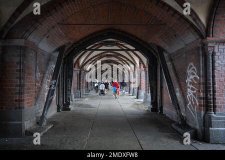 Berlino, Germania, marciapiede del ponte di Oberbaum (Oberbaumbrucke) sul fiume Sprea, prospettiva del punto di fuga. Foto Stock