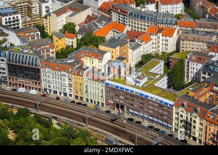 Città di Berlino in Germania. Veduta aerea del quartiere centrale di Mitte con binari ferroviari. Foto Stock