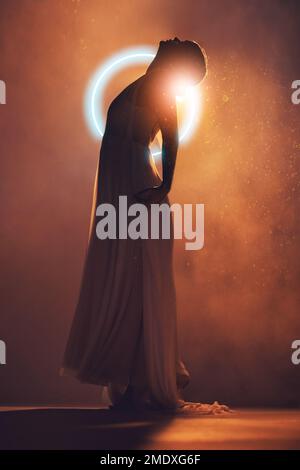 Cerchio al neon, silhouette e donna con illuminazione arancione per una moda creativa, art deco e bellezza. Ballerina, estetica brillante e ombra di ragazza Foto Stock