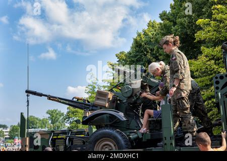 Varsavia, Polonia - 14 agosto 2022 - soldati femminili con bambino su PSR-A Pilica anti-artiglieria razzo sistema in occasione della Giornata dell'Esercito Polacco (forze Armate D Foto Stock