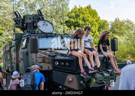 Varsavia, Polonia - 14 agosto 2022 - Bambini sul cappuccio del sistema missilistico anti-aereo semovente di Poprad, difesa aerea a corto raggio nella Giornata dell'Esercito Polacco Foto Stock