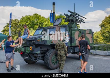 Varsavia, Polonia - 14 agosto 2022 - persone con bambini al sistema missilistico anti-aereo semovente di Poprad, difesa aerea a corto raggio sull'esercito polacco Foto Stock