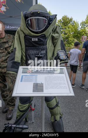 Tuta bomba EOD 9 e casco completo per la protezione contro le minacce esplosive di esplosione, sovrapressione, frammentazione, impatto e calore o fiamma come mostra o. Foto Stock