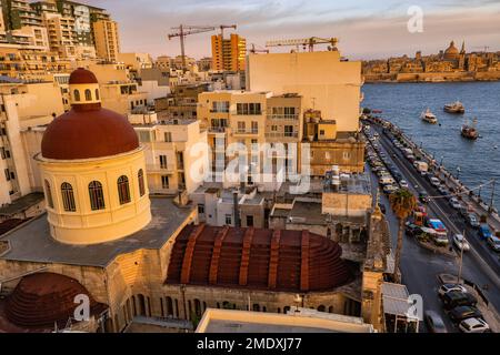 Sliema città di Malta, Townscape Parish Church of Jesus of Nazareth e gli edifici di appartamenti a Marsamxett Harbour. Foto Stock