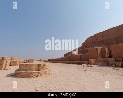 Un bellissimo scatto dello storico Ziggurat di Chogha Zambil sotto un cielo blu a Khuzestan, Iran Foto Stock