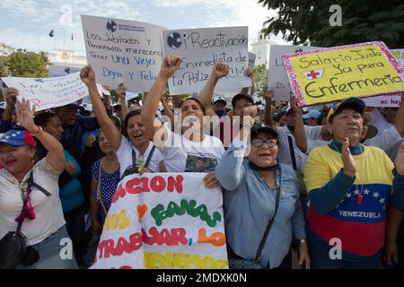 23 gennaio 2023, Marcaibo, Venezuela: Centinaia di venezuelani provenienti da istituzioni pubbliche e private sono scesi in strada per protestare per le uscite fieristiche, come parte delle celebrazioni del 23 gennaio, che nel 1958 rovesciò il dittatore generale Marcos Perez Jimenez, per celebrare la Giornata della democrazia nel paese. Il 23 gennaio 2023 a Marcaibo, Venezuela. (Foto di Jose Isaac Bula Urrutia/ Eyepix Group) Foto Stock