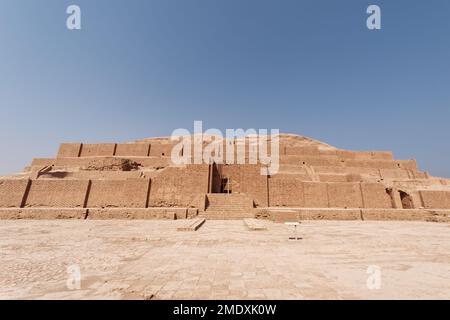 Un bellissimo scatto dello storico Ziggurat di Chogha Zambil sotto un cielo blu a Khuzestan, Iran Foto Stock