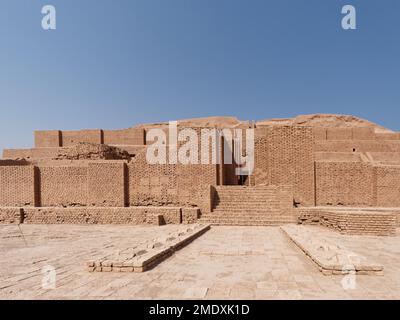 Un bellissimo scatto dello storico Ziggurat di Chogha Zambil sotto un cielo blu a Khuzestan, Iran Foto Stock