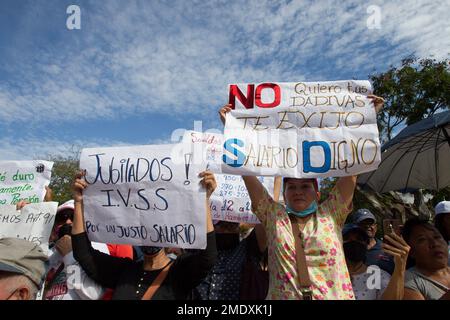 23 gennaio 2023, Marcaibo, Venezuela: Centinaia di venezuelani provenienti da istituzioni pubbliche e private sono scesi in strada per protestare per le uscite fieristiche, come parte delle celebrazioni del 23 gennaio, che nel 1958 rovesciò il dittatore generale Marcos Perez Jimenez, per celebrare la Giornata della democrazia nel paese. Il 23 gennaio 2023 a Marcaibo, Venezuela. (Foto di Jose Isaac Bula Urrutia/ Eyepix Group) Foto Stock