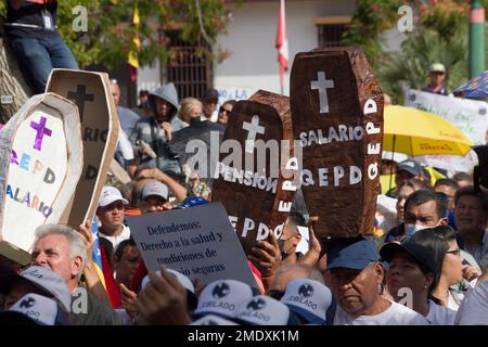 23 gennaio 2023, Marcaibo, Venezuela: Centinaia di venezuelani provenienti da istituzioni pubbliche e private sono scesi in strada per protestare per le uscite fieristiche, come parte delle celebrazioni del 23 gennaio, che nel 1958 rovesciò il dittatore generale Marcos Perez Jimenez, per celebrare la Giornata della democrazia nel paese. Il 23 gennaio 2023 a Marcaibo, Venezuela. (Foto di Jose Isaac Bula Urrutia/ Eyepix Group) Foto Stock