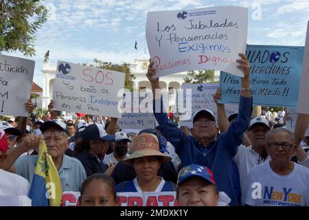 23 gennaio 2023, Marcaibo, Venezuela: Centinaia di venezuelani provenienti da istituzioni pubbliche e private sono scesi in strada per protestare per le uscite fieristiche, come parte delle celebrazioni del 23 gennaio, che nel 1958 rovesciò il dittatore generale Marcos Perez Jimenez, per celebrare la Giornata della democrazia nel paese. Il 23 gennaio 2023 a Marcaibo, Venezuela. (Foto di Jose Isaac Bula Urrutia/ Eyepix Group) Foto Stock