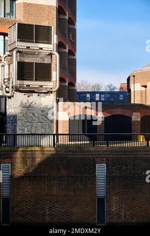 22 Gen 2023 - LondonUK: Moderno edificio di uffici con arte moderna nelle giornate di sole Foto Stock