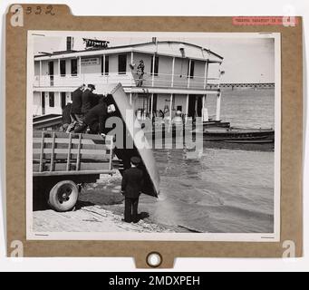 I battelli di soccorso alluvionali della Guardia Costiera sono sganciati nel fiume Ohio a Louisville, Kentucky, dopo essere stati volati da St. Louis, Missouri, come parte di una dimostrazione di risposta alle inondazioni. Le barche da 13 piedi fanno parte del programma di preparazione alle emergenze della Guardia Costiera. Foto Stock