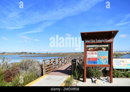 HUNTINGTON BEACH, CALIFORNIA - 18 GENNAIO 2023: Cartello e passerella presso la Bolsa Chica Ecological Reserve, la più grande palude di acqua salata lungo la costa di C. Foto Stock