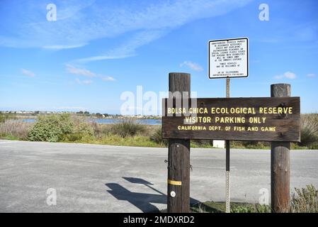 HUNTINGTON BEACH, CALIFORNIA - 18 GENNAIO 2023: Cartello all'ingresso del parcheggio sul PCH per la Bolsa Chica Ecological Reserve, la più grande palude di acqua salata Foto Stock