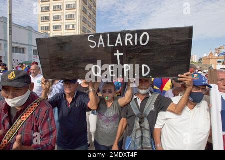 Marcaibo, Venezuela. 23rd Jan, 2023. 23 gennaio 2023, Marcaibo, Venezuela: Centinaia di venezuelani provenienti da istituzioni pubbliche e private sono scesi in strada per protestare per le uscite fieristiche, come parte delle celebrazioni del 23 gennaio, che nel 1958 rovesciò il dittatore generale Marcos Perez Jimenez, per celebrare la Giornata della democrazia nel paese. Il 23 gennaio 2023 a Marcaibo, Venezuela. (Foto di Jose Isaac Bula Urrutia/ Eyepix Group/Sipa USA) Credit: Sipa USA/Alamy Live News Foto Stock