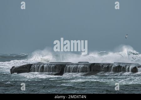 Tempesta surge crea onde alte che si schiantano su un molo Foto Stock