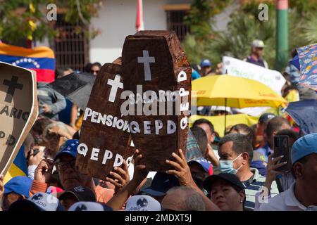 Marcaibo, Venezuela. 23rd Jan, 2023. 23 gennaio 2023, Marcaibo, Venezuela: Centinaia di venezuelani provenienti da istituzioni pubbliche e private sono scesi in strada per protestare per le uscite fieristiche, come parte delle celebrazioni del 23 gennaio, che nel 1958 rovesciò il dittatore generale Marcos Perez Jimenez, per celebrare la Giornata della democrazia nel paese. Il 23 gennaio 2023 a Marcaibo, Venezuela. (Foto di Jose Isaac Bula Urrutia/ Eyepix Group/Sipa USA) Credit: Sipa USA/Alamy Live News Foto Stock