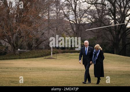 Washington, Stati Uniti. 23rd Jan, 2023. Il Presidente DEGLI STATI UNITI Joe Biden e la First Lady Jill Biden camminano sul prato sud della Casa Bianca a Washington, DC lunedì, gennaio. 23, 2023. Il Dipartimento di Giustizia ha trovato sei articoli contenenti informazioni classificate durante una ricerca di venerdì della casa di Biden a Wilmington, Delaware, i suoi avvocati personali ha detto il Sabato. Foto di al Drago/UPI Credit: UPI/Alamy Live News Foto Stock