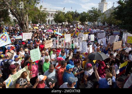 Marcaibo, Venezuela. 23rd Jan, 2023. 23 gennaio 2023, Marcaibo, Venezuela: Centinaia di venezuelani provenienti da istituzioni pubbliche e private sono scesi in strada per protestare per le uscite fieristiche, come parte delle celebrazioni del 23 gennaio, che nel 1958 rovesciò il dittatore generale Marcos Perez Jimenez, per celebrare la Giornata della democrazia nel paese. Il 23 gennaio 2023 a Marcaibo, Venezuela. (Foto di Jose Isaac Bula Urrutia/ Eyepix Group/Sipa USA) Credit: Sipa USA/Alamy Live News Foto Stock