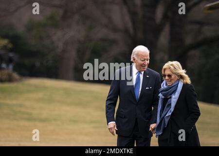 Washington, Stati Uniti. 23rd Jan, 2023. Il Presidente DEGLI STATI UNITI Joe Biden e la First Lady Jill Biden camminano sul prato sud della Casa Bianca a Washington, DC lunedì, gennaio. 23, 2023. Il Dipartimento di Giustizia ha trovato sei articoli contenenti informazioni classificate durante una ricerca di venerdì della casa di Biden a Wilmington, Delaware, i suoi avvocati personali ha detto il Sabato. Foto di al Drago/UPI Credit: UPI/Alamy Live News Foto Stock